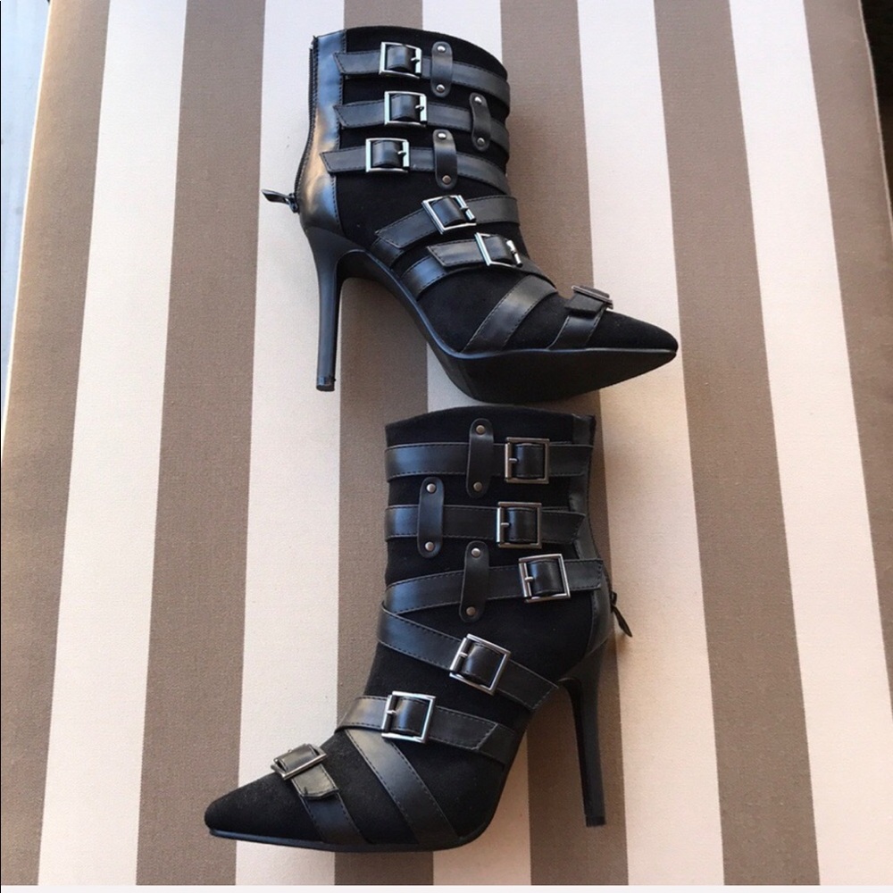 Forever Women black buckled heels boots